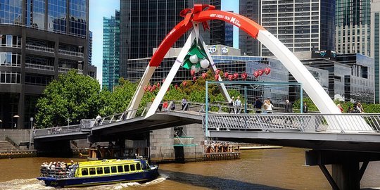 Jelang Natal, warga Melbourne berciuman di jembatan Mistletoe