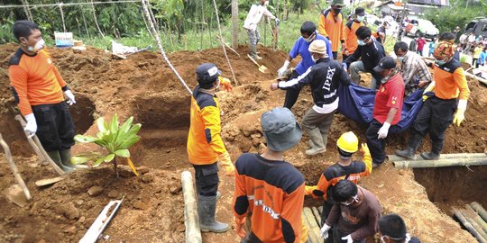 Proses evakuasi korban longsor Banjarnegara disetop hari ini