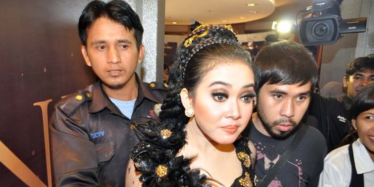 polisi untuk puaskan syahrini saat ulang tahun rev1