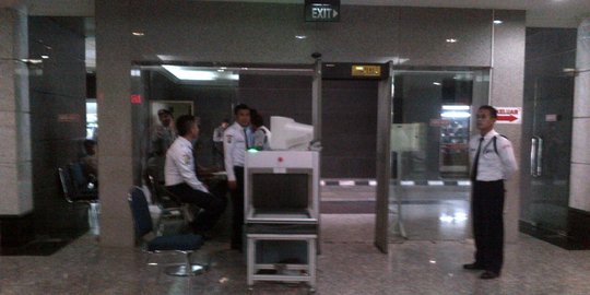 Liput Jokowi di MK, wartawan terjebak di lift