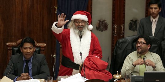 Hadiri rapat negara, anggota kongres ini berkostum Santa Claus