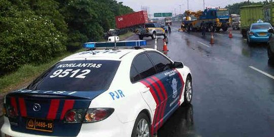 Dua truk terlibat kecelakaan, Tol Bekasi Timur macet 7 kilometer