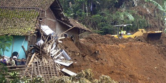 Ini penjelasan ilmiah soal rumah putih kokoh diterjang longsor