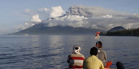 Kondisi letusan Gunung Gamalama dari permukiman warga