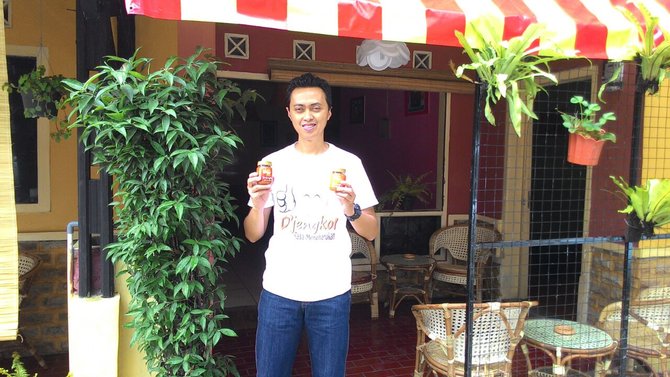 muhamad gunarwan pemilik kafe d039jengkol