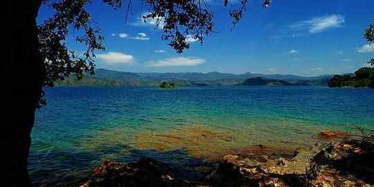 Maut mengintai di balik pesona Danau Kivu, Afrika