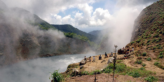 Danau di Dominika ini airnya senantiasa mendidih!