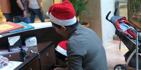 Pegawai di Plaza Senayan risih harus pakai topi sinterklas