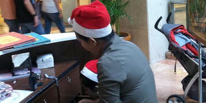 Pegawai di Plaza Senayan risih harus pakai  topi  sinterklas 