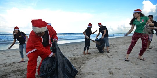 Aksi Santa Claus bersihkan sampah Pantai Kuta