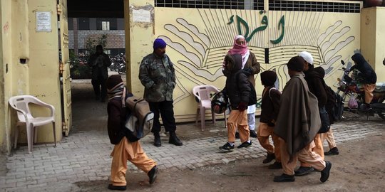 Anak-anak Pakistan kembali sekolah pasca-serangan Taliban