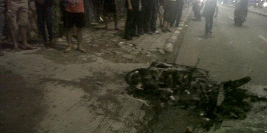 Balap liar berujung tawuran di Jl Antasari, 1 motor dibakar