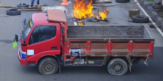 Dililit utang, 2 sopir ini curi dan belah truk majikannya