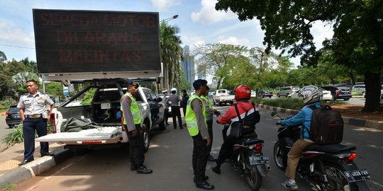 Hari ke5 motor tak lewat HI, pemotor ngumpet di sebelah mobil