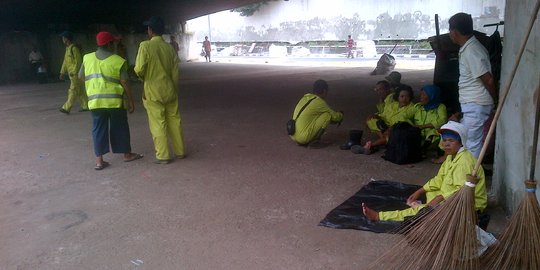 Gaji Rp 1 juta, tukang sapu di Bekasi kesehatannya tak terjamin