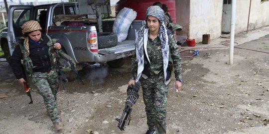 Persiapan pejuang cantik Kurdi jelang berangkat ke medan perang