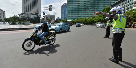 Akal-akalan pemotor kelabui polisi lintasi Jalan Thamrin