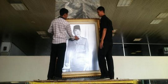 Hujan dan atap DPR bocor, foto Bung Karno rusak kena tetesan air