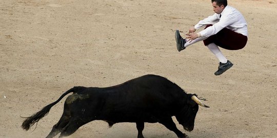Aksi memukau para matador lompati banteng ganas di Recortadores