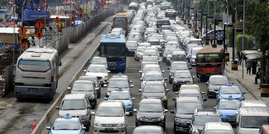 Ratusan kendaraan terjebak macet di Jalan MH Thamrin