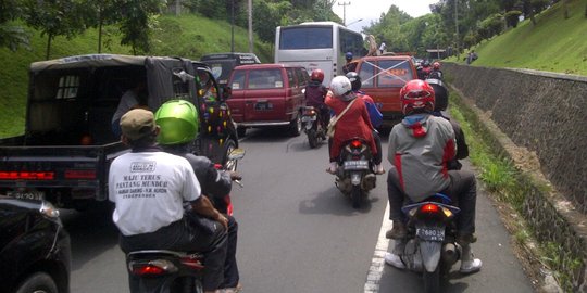 Klub angkot MFC Ultah, jalur ke Puncak macet total hingga 12 KM