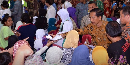 Jokowi dan Iriana bagi-bagi duit buat para ibu di Ciracasirir