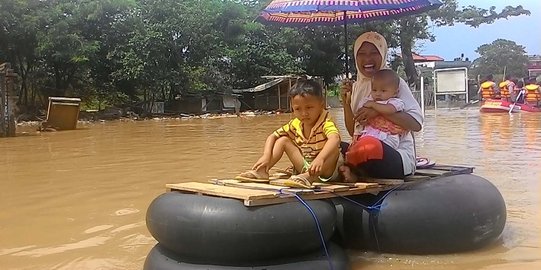 Banjir, pemulung di Baleendah ganti profesi jadi ojek perahu