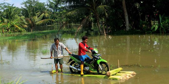 Dilanda banjir, warga Cilacap ubah kedebong pisang jadi rakit