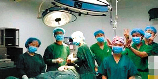 Publik China kecam dokter bedah sempat selfie saat operasi