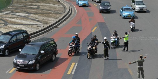 Cara unik pemotor kibuli petugas lintasi Bundaran HI-Thamrin