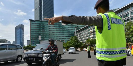 di samping mobil rev2