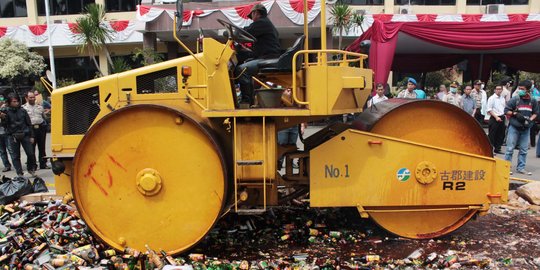 Polres Banyumas musnahkan ribuan botol miras