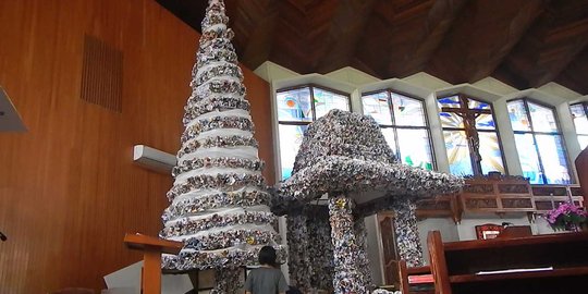 Unik, pohon Natal di gereja Purwokerto ini terbuat dari kertas