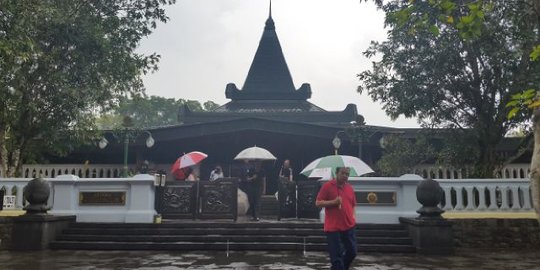 Meski longsor, peziarah ke makam Soeharto tetap ramai