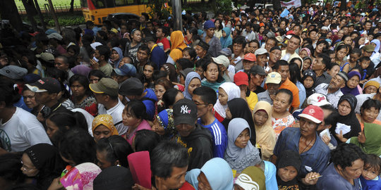 Ratusan warga Pasar Baru rela antre 5 jam demi dana PSKS