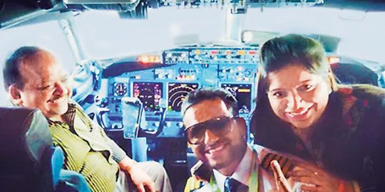 dipecat sebab selfie di ruang kokpit rev3