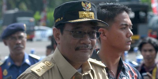 Januari, Djarot buat taman di bantaran rel kereta api