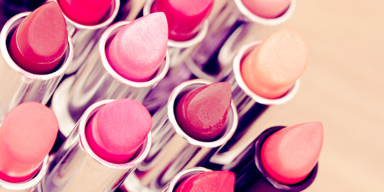 Tips memilih warna lipstik untuk bibir gelap