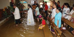 Duka umat Kristen Bandung rayakan Natal di tengah banjir