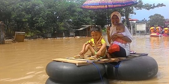Hilangkan trauma, anak korban banjir Bandung dihibur Polwan
