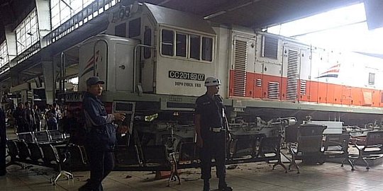 Telat ngerem, KA Argo Parahyangan tabrak peron di Stasiun Kota