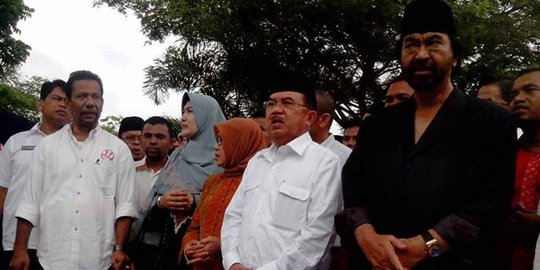 JK tabur bunga di kuburan massal korban tsunami Aceh