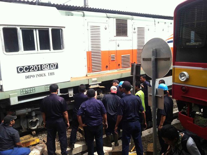 kereta kebablasan di stasiun kota