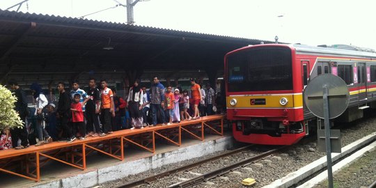 Lokomotif dievakuasi, jalur 10 Stasiun Kota kembali beroperasi