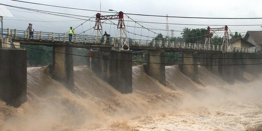 Bogor hujan  deras malam  ini  Bendung Katulampa siaga tiga 