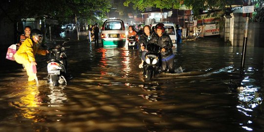 Hujan disertai angin di Jakarta, jalan terendam & pohon tumbang