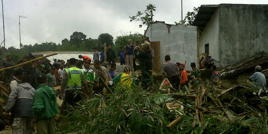 13 jiwa diungsikan akibat longsor di Kota Bogor