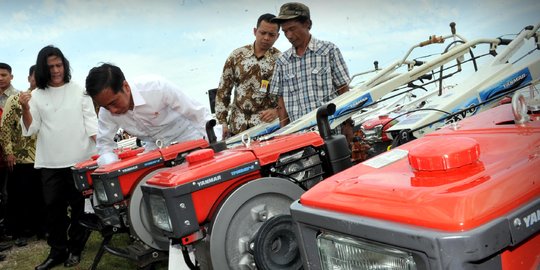 Kegembiraan petani di Subang diberikan traktor oleh Jokowi