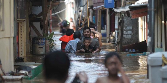 Banjir dua meter, warga Kampung Pulo ogah pindah ke penampungan
