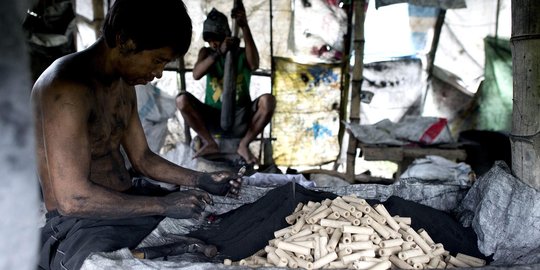 Mengintip pembuatan kembang api Tahun Baru khas Filipina